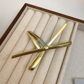 Eleganter champagnergoldener Metall-Haarclip mit Bandschleife und matter Oberfläche - Goldene Metallschleifen-Spange