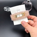 Schicker rosa Kristall-Haarclip rechteckig mit Goldbasis auf einer Displaykarte - Rechteck-Stil / Rechteckig Rosa