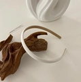 Diadema fina de cuero blanco con forro marrón presentada sobre madera natural - Estilo Fino / Blanco (C-1006-3)