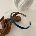 Diadema minimalista de satén azul con forro de cuero beige sobre soporte de madera - Estilo Fino / Azul (C-1006-2)