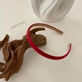 Diadema fina de terciopelo rojo para mujer con estilo vintage minimalista sobre base decorativa - Estilo Fino / Rojo (C-1006-1)