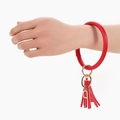 Detail eines roten PU-Leder-Armband-Schlüsselanhängers mit Goldring und Fransen - Rot