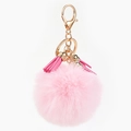 Portachiavi con pompon rosa in finta pelliccia con chiusura dorata e nappe morbide - Rosa