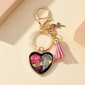 Portachiavi a cuore dorato con rosa e testo commemorativo su sfondo geometrico caldo - In memoria del figlio