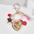 Llavero dorado para profesores con dije de corazón, manzana roja y birrete de graduación - Estilo Inspirador Floral Veta de Madera (1)