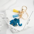 Porte-clés éléphant doré avec texture en résine bleue et pompon sur support en pierre - Style Éléphant (4-22-15)