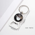 Detailansicht der Koala-Flaschenöffner-Schlüsselanhänger aus Silber mit Maßangaben - Happy Time Faultier (Stil 2)