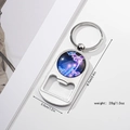 Detail van vlinder sleutelhanger flessenopener met afmetingen 8,7cm lengte en 3,0cm breedte - Paarse Sterrenhemel Vlinder Stijl (Stijl 4)