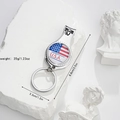 Detailsicht des silbernen Nagelknipser-Schlüsselanhängers mit USA-Flaggen-Emblem und Maßen - USA Flaggenzeichen (Stil 1)
