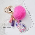 Dettaglio portachiavi lettera S in resina con pompon rosa e nappe su sfondo bianco - 5