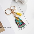 Dettaglio del portachiavi maschera Tiki bohémien con dimensioni e nappa gialla - Stile Tiki Tropicale (Stile 4)