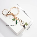 Détails des dimensions du porte-clés panda en émail avec spécifications de taille - Panda Tige de Bambou (Style 2)
