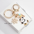 Détail du pendentif panda en émail avec flocon et ballons sur un porte-clés doré élégant - Panda de Patinage Flocon de Neige (Style 3)