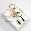 Vue détaillée du porte-clés panda avec dimensions et poids en placage d'or - Double Panda Bambou (Style 4)