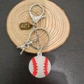 Miniatuur honkbal sleutelhanger set met witte bal hanger en metalen sporter bedels - Honkbal Stijl