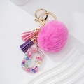 Porte-clés lettre O en résine avec pompon rose, texture pierre et fermoir doré brillant - Lettre O