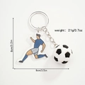 Portachiavi con pallone da calcio 3D e ciondolo calciatore su sfondo bianco neutro - Stile Atleta di Calcio (Calcio)