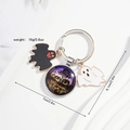 Halloween sleutelhanger detail met spookhangers en pompoenlogo aan metalen ring - Halloween Geest Pompoen Serie