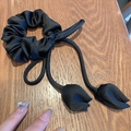 Elegante elastico scrunchie in raso nero con nastri lunghi e ciondoli a tulipano - Nero