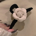 Large camellia hair claw clip in beige velvet and black finish for thick hair - Crossed / Black (With Beige Flower)