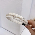 Elegante cerchietto in tessuto crema con perle bianche e cristalli quadrati brillanti - Beige (C-1174-1)