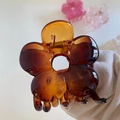 Durchscheinende bernsteinfarbene Blumen-Haarklammer aus Harz mit goldener Metallfeder - Bernstein Karamell (B-2795-1)