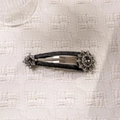 Elegante fermaglio in raso nero con strass vintage e accenti di pietre grigie - Fermaglio per Capelli Vintage Con Strass Neri (A-3376-2)