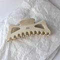 Dettaglio di un grande fermaglio per capelli in acetato crema con design a intaglio unico - 13cm / Beige (A8-4-28)