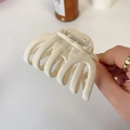 Pinza de pelo minimalista crema mate para cabello grueso con diseño de dientes cruzados - Textura Mate / crema