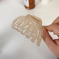 Pinza de pelo beige translúcida grande para pelo grueso con resorte dorado - Textura translúcida / Champán