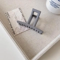 Pince à cheveux rectangulaire gris mat minimaliste pour femmes sur fond de tissu beige - Style Barrette (B-2448-6)