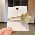 Détail de la barrette fleur jaune avec base en métal doré sur emballage blanc - Fleur Vert Clair (J-023-3)