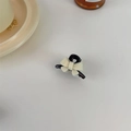 Mini pince à cheveux nœud en acrylique avec contraste blanc crème et noir chic - Blanc Lait (B-2823-2)