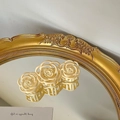 Eleganter beiger Haarklammer mit Rosen aus Harz auf einem Vintage Spiegel - Beige Rosenblüten-Stil