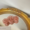 Eleganter Haarklammer mit drei Rosen in mattem Altrosa auf Vintage-Spiegel - Rosa Rosenblüten-Stil