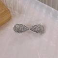 Fermaglio per capelli Y2K a fiocco argentato con strass su sfondo bianco pieghettato - Stile Fiocco Ovale (B-2718-4)
