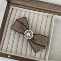 Fermaglio per capelli a fiocco in raso marrone stile francese con perle e strass - Caffè Scuro