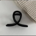 Pince à cheveux noire brillante minimaliste avec design croisé sur fond de tricot - Style Croisé (B-2448-12)