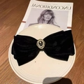 Elegante pinza de pelo de terciopelo negro con medalla de rosa dorada vintage y estilo - Pinza de Resorte con Lazo (B-2455-3)