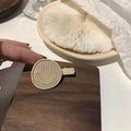 Fermaglio per capelli minimalista in pelle beige con smiley su supporto in legno - Caffè Chiaro