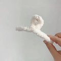 Elegante pinza de pelo de felpa blanca con suave piel sintética para el estilo de invierno - Pinza Grande / Blanco