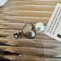 Dettaglio del fermaglio per capelli con cuore grigio e perla su fondo ondulato - Stile Cuore Grigio(D-4878-1)