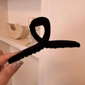Dettaglio di una pinza per capelli in velluto nero con design a incrocio minimalista - Incrociato / Nero