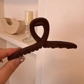 Vista dettagliata della molletta per capelli marrone opaco con design a torsione e presa - Incrociato / Caffè Scuro