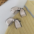 Eleganti fermagli per capelli a fiocco crema con perle e bordo nero su maglia - Beige