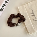 Makroaufnahme von dunkelbraunem Scrunchie mit herzförmigen und quadratischen Kristallen - Dunkelbraun Doppel-Edelstein-Stil (D-4916-1)