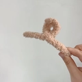 Pinza grande para el pelo en felpa suave rosa claro para peinados de otoño e invierno - Pinza Grande / Marrón