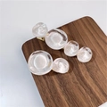 Set di due fermagli per capelli bianco perla con base dorata su vassoio di legno - Bianco (B-2294-3)