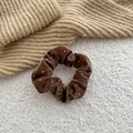 Detail van koffiekleurige fluwelen scrunchie met parels op zachte gebreide achtergrond - Bruin