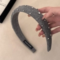 Grijze getextureerde haarband met zilveren kralen en kristallen met een handgemaakt label - Grijs Genagelde Strass-stijl (D-4950-2)